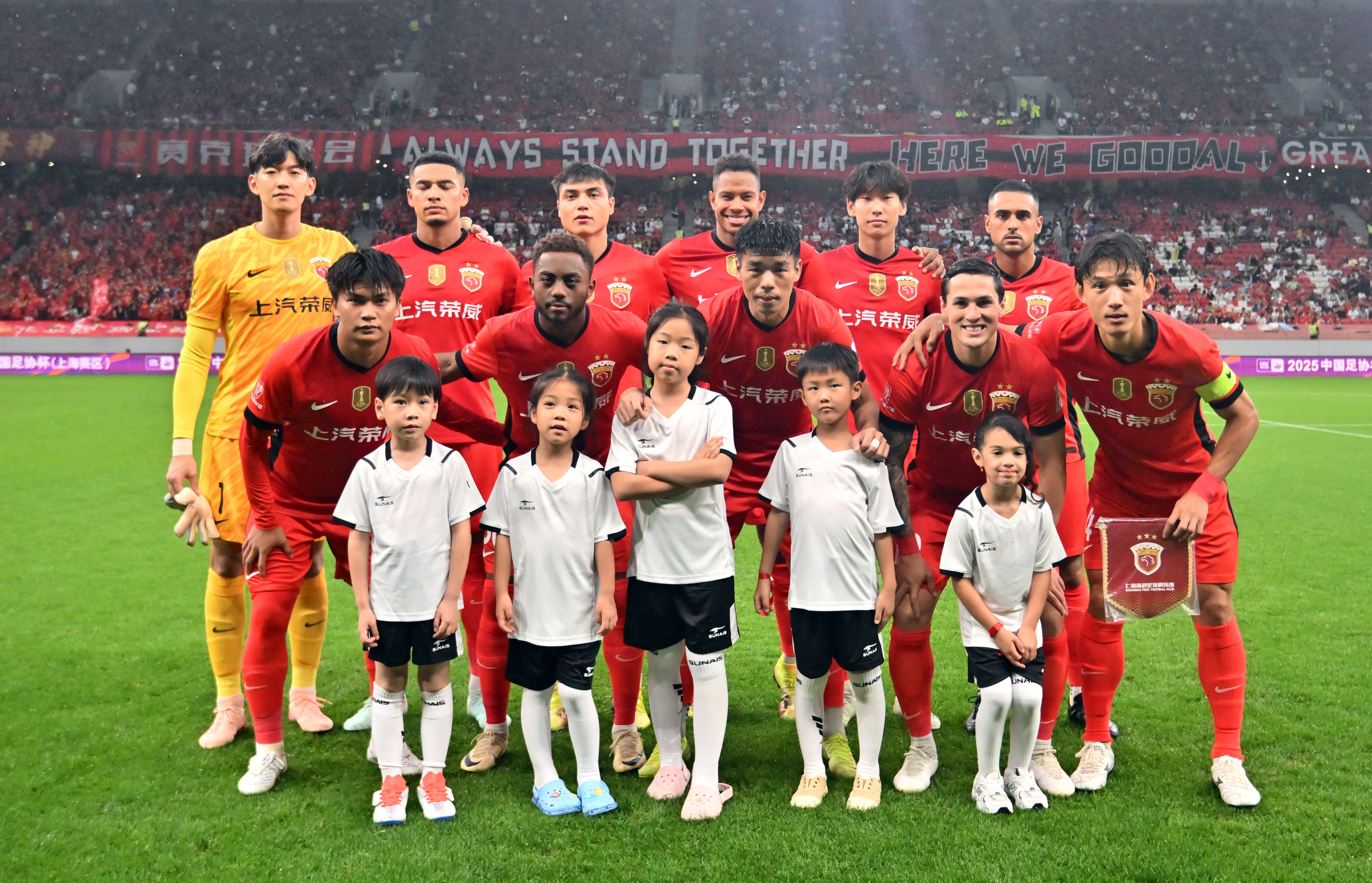 里程碑夜上海申花门线救险，英超冲刺阶段刷纪录，赛场秩序良好，轮换策略成焦点的简单介绍