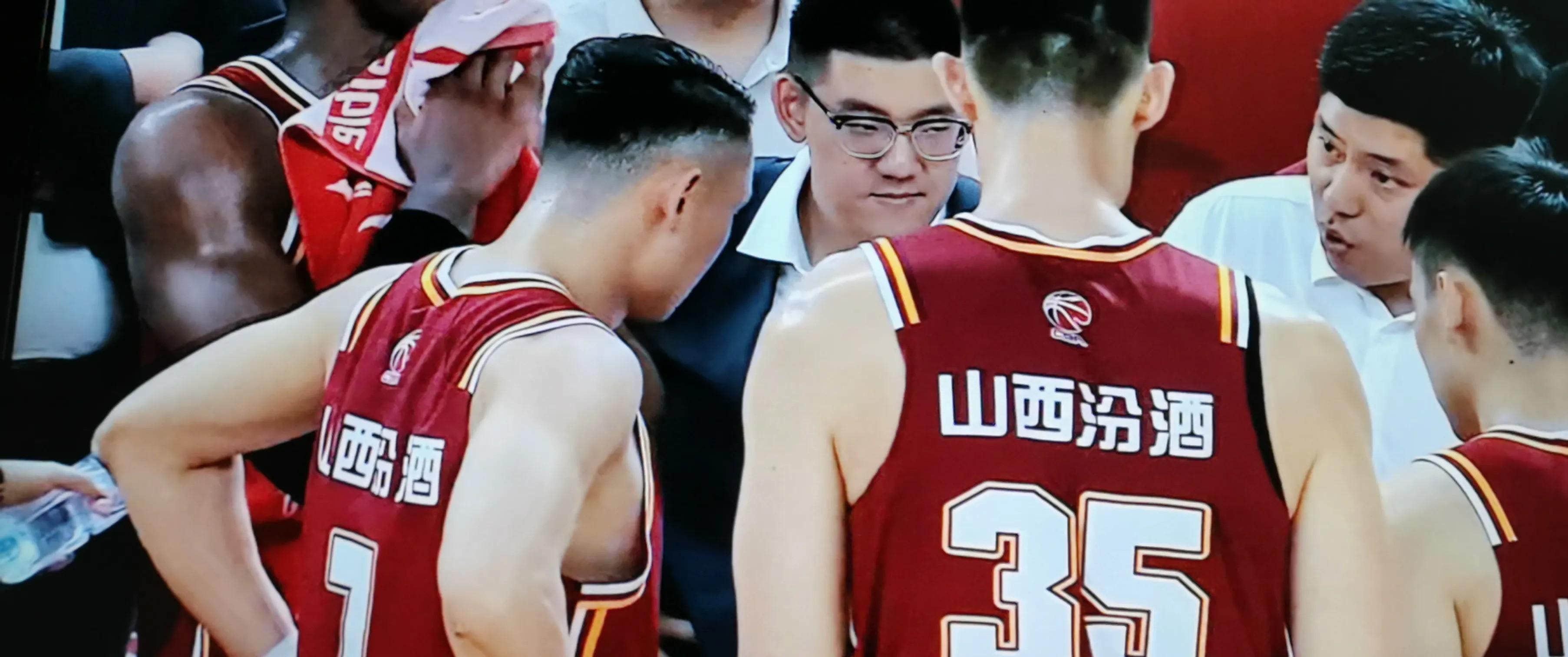 包含今夜法兰克福调整名单以备CBA常规赛，主帅复盘环节打磨，悬念犹存，团队化学反应显著的词条